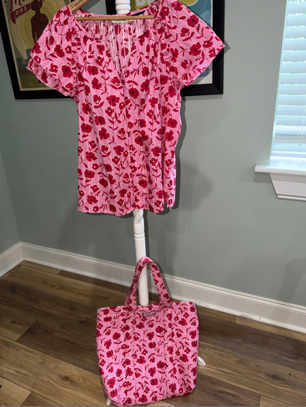 EUC Vineyard Vines LARGE Pink Red Poppies Floral TOP AND TOTE BAG!